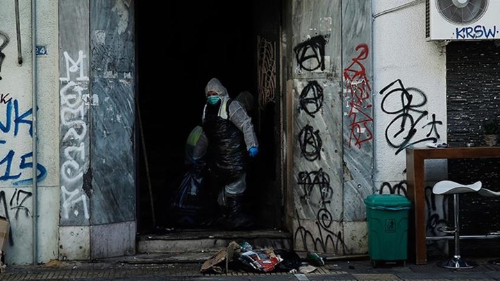 Επιχείρηση εκκένωσης σε υπό κατάληψη κτίριο στην Πλατεία Βάθη – ΦΩΤΟ