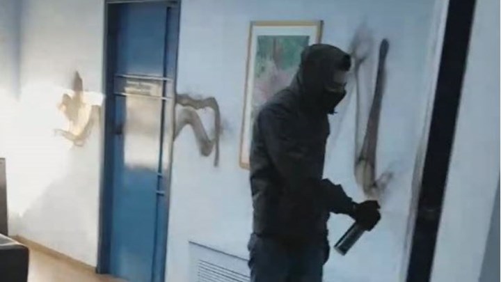 Ρουβίκωνας: Επίθεση με μπογιές στο γραφείο του πρύτανη του Πανεπιστημίου Πειραιά – ΤΩΡΑ