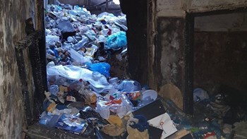 Εκκένωση κτιρίου στη Λιοσίων: Απομακρύνθηκαν 35 τόνοι σκουπιδιών – ΦΩΤΟ – ΒΙΝΤΕΟ