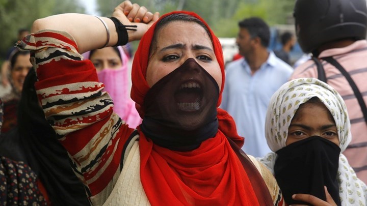 Πάρτι τρόμου: Κρατούσε ομήρους 20 γυναίκες και παιδιά επί 10 ώρες