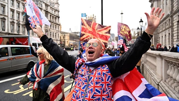 Λονδίνο: Υποστηρικτής του Brexit έκαψε σημαία της ΕΕ – ΦΩΤΟ
