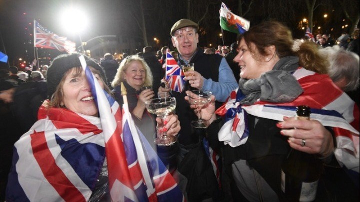 Brexit: Πάρτι με σαμπάνιες και “God Save the Queen” – Ολονυκτίες με κεριά για τους Remainers – ΦΩΤΟ – ΒΙΝΤΕΟ
