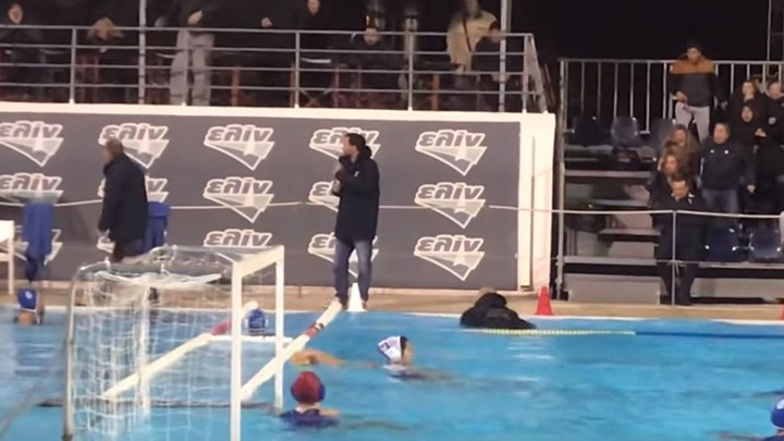 Πρωτοφανείς σκηνές σε αγώνα πόλο – Πέταξαν διαιτητή στην πισίνα – ΒΙΝΤΕΟ