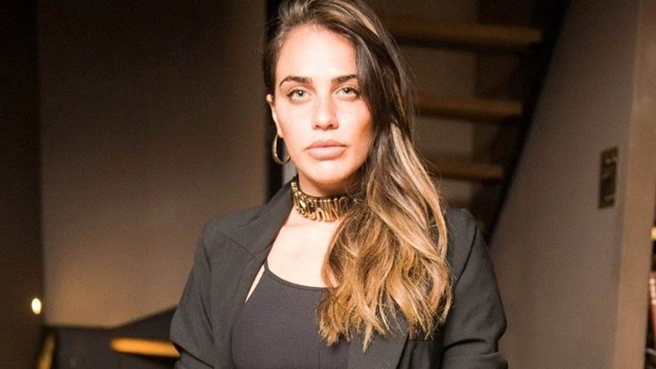 “Κόλαση” η Κόνι Μεταξά: Απολαμβάνει τη μακαρονάδα της ολόγυμνη – ΦΩΤΟ