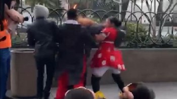 Λας Βέγκας: Έξαλλη Μίνι Μάους γρονθοκόπησε σεκιουριτά – ΒΙΝΤΕΟ