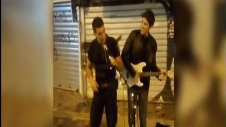 Βραβεύτηκε από συναδέλφους του ο αστυνομικός που τραγούδησε στο Μοναστηράκι – ΒΙΝΤΕΟ