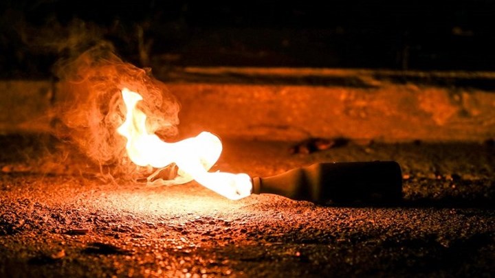 Βόλος: Πέταξαν βόμβες μολότοφ σε σύνδεσμο οπαδών