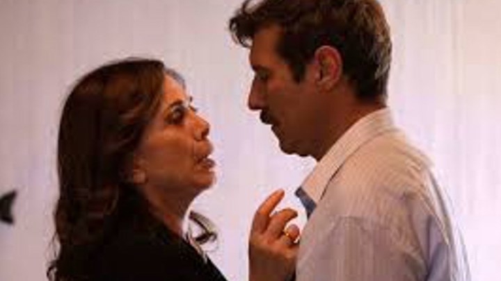 Άγριες Μέλισσες: Η Μυρσίνη καταφεύγει ερωτικά στον Κυπραίο για να κρατηθεί στη ζωή