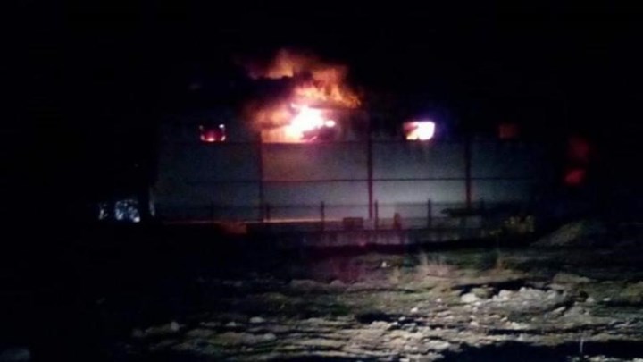 Καλαμάτα: Μεγάλη φωτιά σε εργοστάσιο τροφίμων στη Βιομηχανική Περιοχή – ΒΙΝΤΕΟ