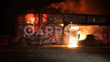 Καλαμάτα: Ολονύχτια μάχη με τις φλόγες έπειτα από πυρκαγιά σε εταιρεία προμήθειας τροφίμων