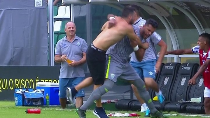 Βραζιλία: Άγριο ξύλο σε ποδοσφαιρικό αγώνα – Παίκτης κλώτσησε οπαδό στο κεφάλι – ΒΙΝΤΕΟ
