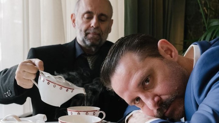 Χατζάκης – Μυλωνάς: Οι δύο σκηνοθέτες παίζουν μαζί στο «Σλουθ» – Οι πρώτες φωτογραφίες