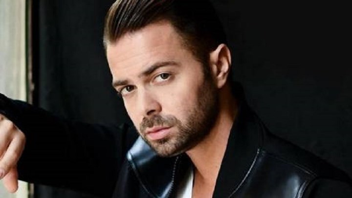 Ηλίας Βρεττός: Μετακομίζει για χάρη του νέου του έρωτα – ΒΙΝΤΕΟ