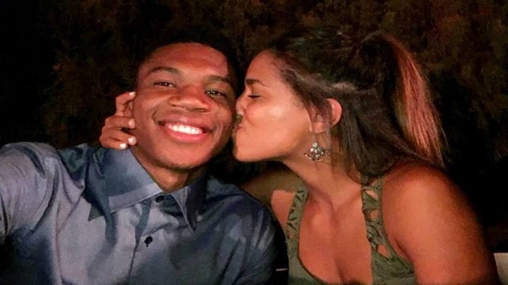 Γιάννης Αντετοκούνμπο: Αν και θαύμασε δημόσια Λόπεζ και Σακίρα γλίτωσε την… παντόφλα – Δείτε γιατί