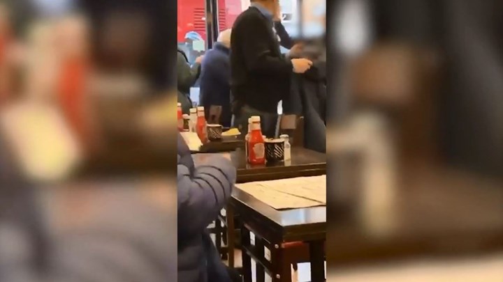 Επίθεση στο Λονδίνο: Viral η αντίδραση γυναίκας στην εντολή του αστυνομικού να απομακρυνθεί – ΒΙΝΤΕΟ