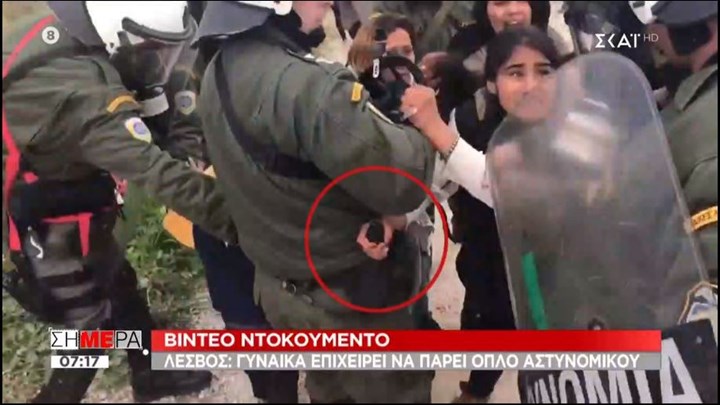 Επεισόδια στη Μόρια: Γυναίκα προσπάθησε να αρπάξει το όπλο αστυνομικού – ΒΙΝΤΕΟ