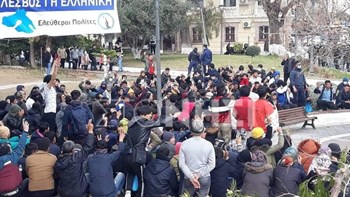 Διαδήλωση μεταναστών στο λιμάνι της Μυτιλήνης – ΦΩΤΟ