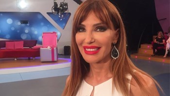 Βίκυ Χατζηβασιλείου: Η επιστροφή της στην τηλεόραση με διπλό ρόλο – ΒΙΝΤΕΟ