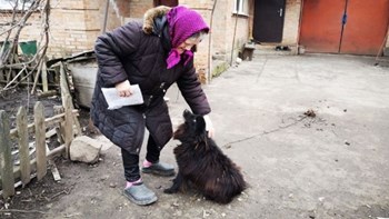 Οργή στην Ουκρανία: Βουλευτής πρότεινε σε συνταξιούχο να πωλήσει τον σκύλο της για να πληρώσει λογαριασμό