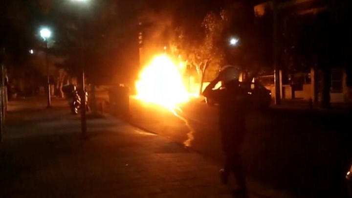 Συναγερμός στην Αγία Βαρβάρα: Έκρηξη σε αυτοκίνητο εκδότη έξω από ταβέρνα – ΒΙΝΤΕΟ