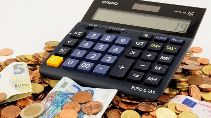 Κατώτατος μισθός: Πώς διαμορφώνεται στην Ελλάδα και την ΕΕ