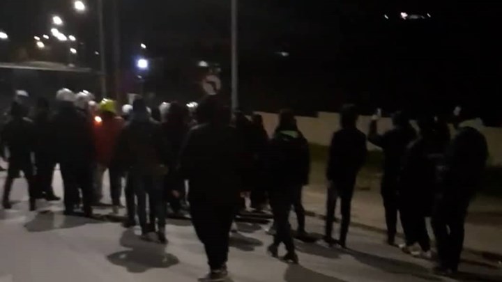 Λέσβος: Μεταμεσονύχτια πορεία για τα επεισόδια στη Μόρια – ΦΩΤΟ