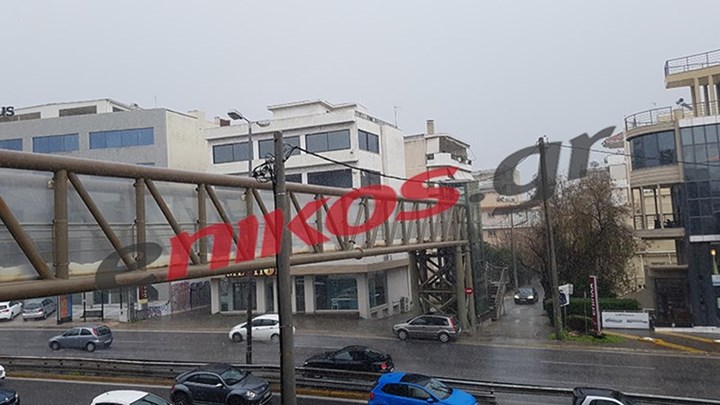 “Άνοιξαν” οι ουρανοί στην Αττική