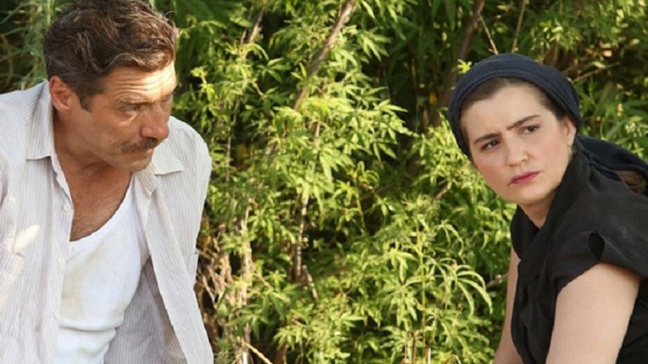 Άγριες Μέλισσες: Ο Κυπραίος παρατάει τη Λενιώ στην εκκλησία