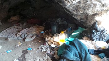 Κρήτη: Στο εδώλιο οι διακινητές που έκρυβαν μετανάστες και πρόσφυγες σε σπηλιές – ΦΩΤΟ