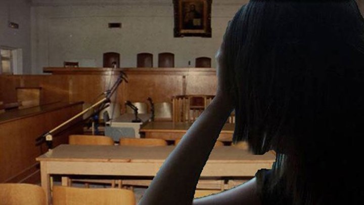 Σοκ στη Λαμία: Βίαζε την ανήλικη κόρη του αφού την υποχρέωνε να του κάνει στριπτίζ