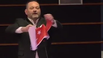 Ερντογάν: Τι απάντησε για το σκίσιμο της τουρκικής σημαίας από τον Λαγό