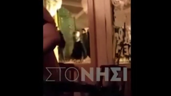 Λέσβος: Κρανοφόροι οπλισμένοι με ρόπαλα έκαναν ελέγχους και επιτέθηκαν σε θαμώνες μαγαζιού – ΒΙΝΤΕΟ