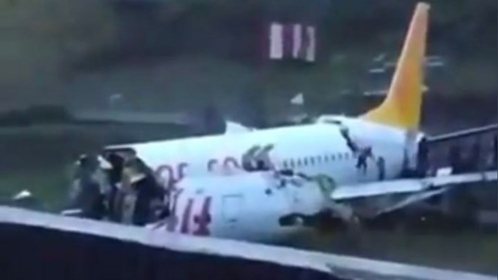 Κωνσταντινούπολη: Τρομακτικές εικόνες από το αεροπλάνο που κόπηκε στα τρία – ΦΩΤΟ – ΒΙΝΤΕΟ