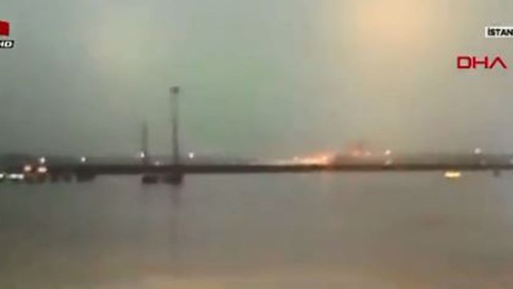 Κωνσταντινούπολη: H στιγμή που το αεροσκάφος κόβεται στα τρία – ΒΙΝΤΕΟ ντοκουμέντο