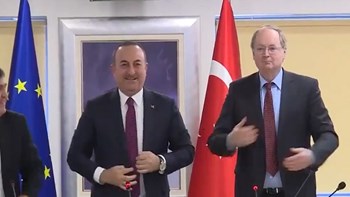 Τσαβούσογλου: Το πάρτι – έκπληξη των πρέσβεων της Ε.Ε. για τα γενέθλιά του – ΒΙΝΤΕΟ