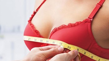 Με… διαφορά στήθους: Επτά στις δέκα γυναίκες δεν είναι ικανοποιημένες με το μέγεθός του