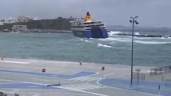 Τήνος: Πλοίο “παλεύει” με τα κύματα – Η εντυπωσιακή μανούβρα του καπετάνιου – ΒΙΝΤΕΟ