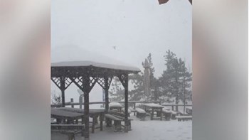 Πυκνή χιονόπτωση στην Πάρνηθα – Έκλεισε ο δρόμος – ΒΙΝΤΕΟ