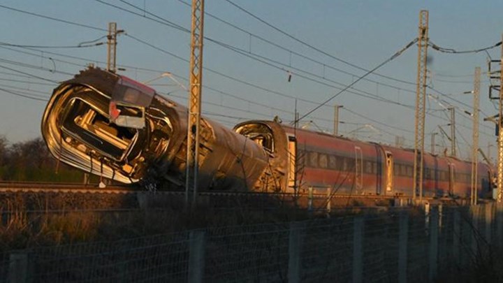 Τραγωδία στην Ιταλία: Τρένο εκτροχιάστηκε κοντά στο Μιλάνο – Δύο νεκροί και 28 τραυματίες – ΦΩΤΟ – ΒΙΝΤΕΟ
