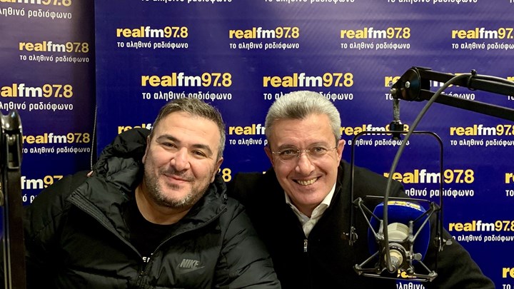 Ο Αντώνης Ρέμος στο στούντιο του Realfm 97,8