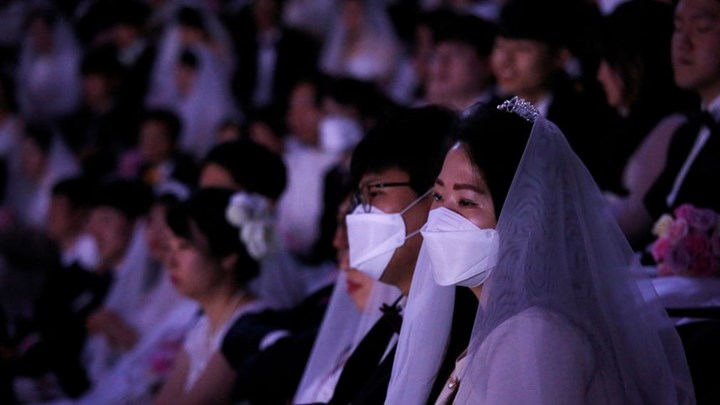 Νότια Κορέα: Έρωτας στη σκιά του κορονοϊού – Εκατοντάδες ζευγάρια παντρεύονται με μάσκα – ΦΩΤΟ