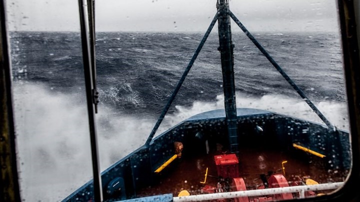 Λήξη συναγερμού για το ακυβέρνητο πλοίο: Οδηγήθηκε στο αγκυροβόλιο του Πειραιά