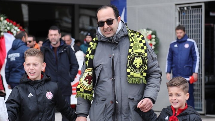 Τραγωδία Θύρας 7: Με κασκόλ της ΑΕΚ στο μνημόσυνο φίλος της “Ένωσης” – ΦΩΤΟ