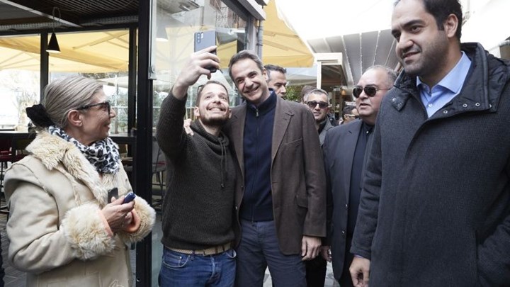 Μητσοτάκης: Βόλτα στο Ρέθυμνο με μαντινάδες, σέλφι και τσικουδιά – ΦΩΤΟ