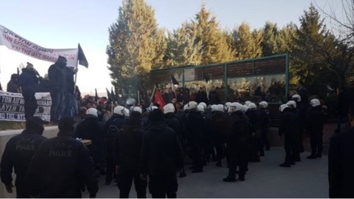 Πτολεμαΐδα: Ένταση και χημικά σε ημερίδα με ομιλητές Χατζηδάκη και Γεωργιάδη – ΦΩΤΟ – ΒΙΝΤΕΟ