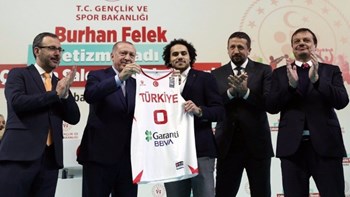 Ερντογάν: Παρέδωσε τη φανέλα της εθνικής Τουρκίας στον Λάρκιν