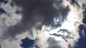 Καιρός: Μικρή άνοδος της θερμοκρασίας σήμερα – Πού θα βρέξει