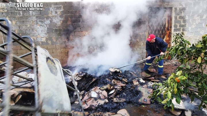 Άργος: Έβαλαν φωτιά στην αποθήκη όπου έμεναν – Τι ισχυρίζεται ο ιδιοκτήτης – ΦΩΤΟ
