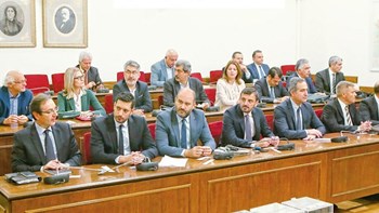 Novartis: Καλούν στη Βουλή τους προστατευόμενους μάρτυρες – Θα τους βγάλουν την κουκούλα;