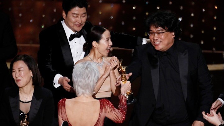 Όσκαρ 2020: Τα “Παράσιτα” η καλύτερη ταινία της χρονιάς – Ποιος είναι ο Μπονγκ Τζουν Χο που σάρωσε τα βραβεία